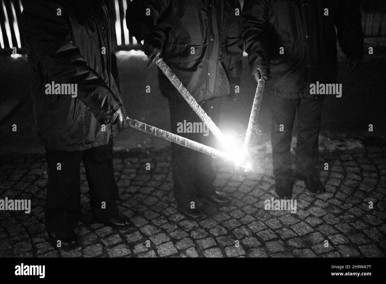 Poznan, Wielkopolska, Pologne.8th décembre 2021.Solennité de l'Immaculée conception de la Sainte Vierge Marie dans l'Église catholique : la procession de la lumière à Poznan. La procession a eu lieu pour la quinzième fois.Il est suivi par des pompiers portant des torches.Ils placent également un bouquet de fleurs sur la statue de l'Immaculée.Le monument en l'honneur de la mère de Dieu se trouve sur le site où a été construite la première chapelle chrétienne en Pologne (pour la Duchesse Dobrawa et le Prince Mieszko I).USAGE ÉDITORIAL UNIQUEMENT.LA PUBLICATION DANS LE CONTEXTE NÉGATIF EST INTERDITE.(Image de crédit : © Dawid Banque D'Images