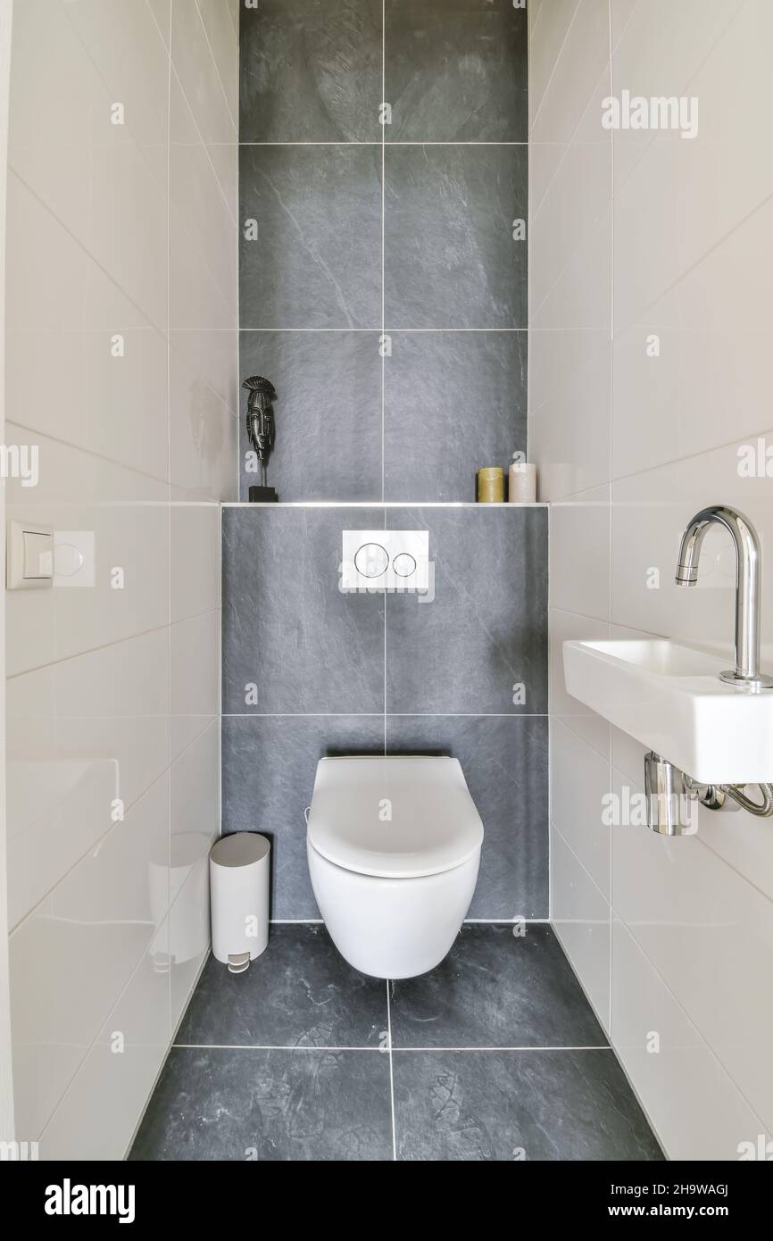 Toilettes luxueuses avec étagère à bougie et toilettes suspendues Photo  Stock - Alamy