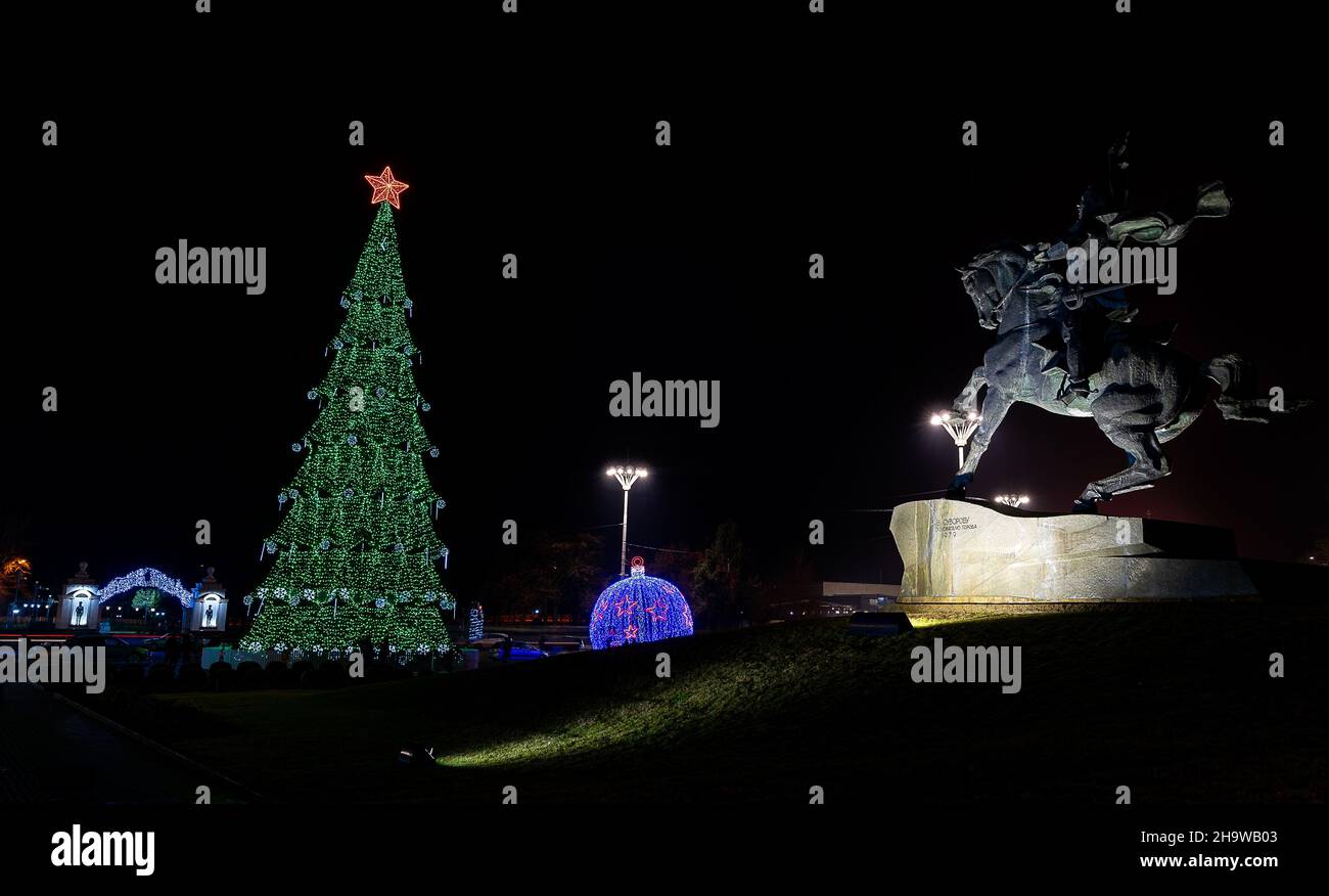 TIRASPOL, MOLDOVA - 06 décembre 2021 : Tiraspol, Transnistrie, Moldova - 6 décembre 2021 : arbre de Noël géant sur la place centrale au large de la ville de Tiras Banque D'Images
