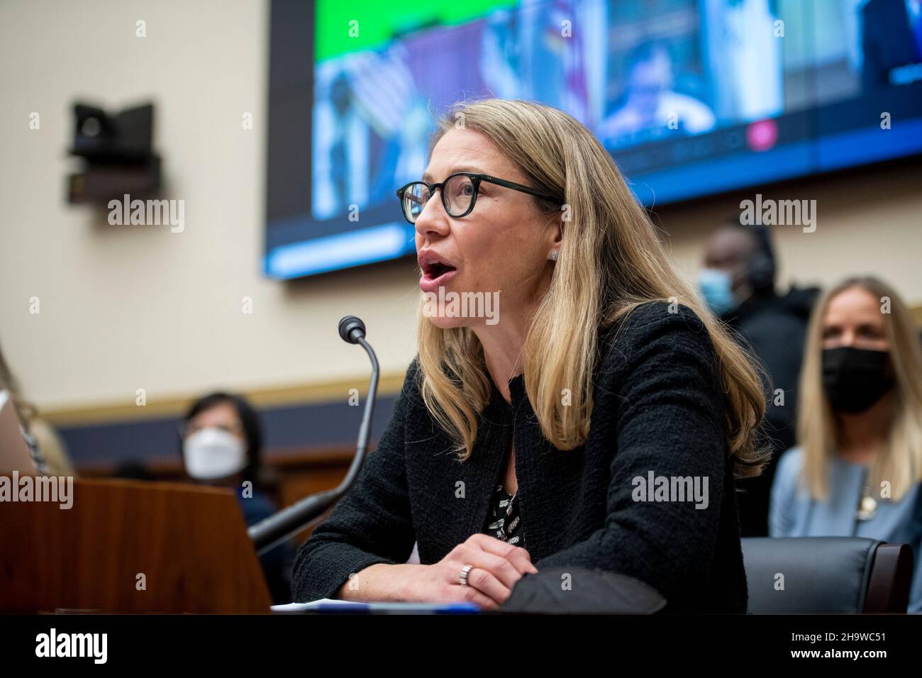 Alésia Jeanne Haas, PDG de Coinbase Inc. Et CFO de Coinbase Global Inc., comparaît lors d'une audience du Comité de la Chambre des communes sur les services financiers âDigital actifs et avenir des finances :Comprendre les défis et les avantages de l'innovation financière aux Statesâ-Unis dans le Rayburn House Office Building à Washington, DC, le mercredi 8 décembre 2021.Crédit : Rod Lamkey/CNP Banque D'Images