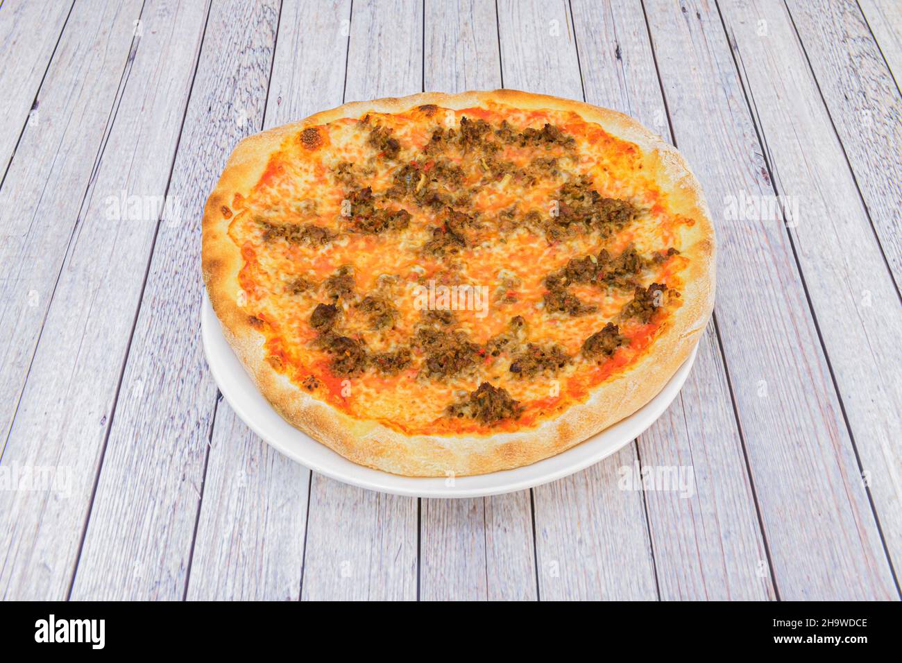 Recette italienne de pizza bolognaise avec viande hachée, tomate, fromage râpé et mozzarella Banque D'Images