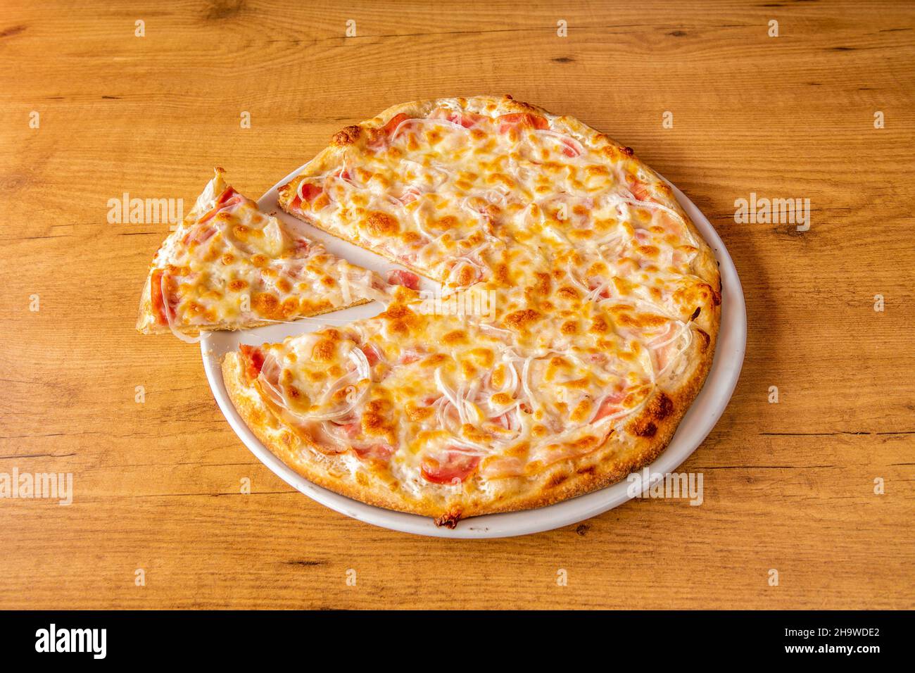 Grande recette de pizza italienne à base de carbonara avec oignon, champignons et tranches de bacon avec origan et mozzarella Banque D'Images