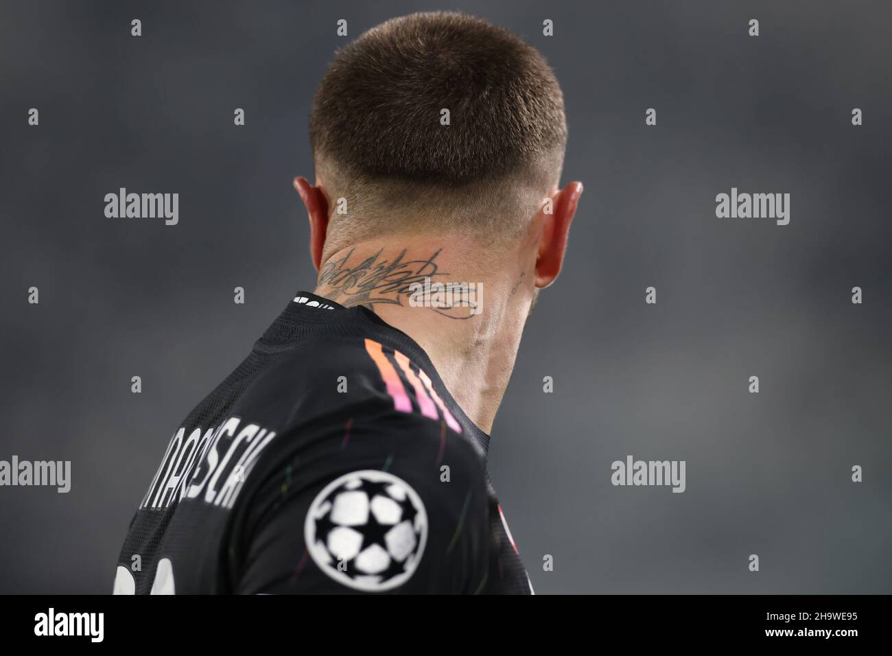 Turin, Italie, le 8th décembre 2021.Un tatouage lisant Rock and Rolls est vu à l'arrière de Federico Bernardeschi du cou de Juventus pendant le match de la Ligue des champions de l'UEFA au stade Juventus, à Turin.Crédit photo à lire: Jonathan Moscrop / Sportimage crédit: Sportimage / Alay Live News Banque D'Images