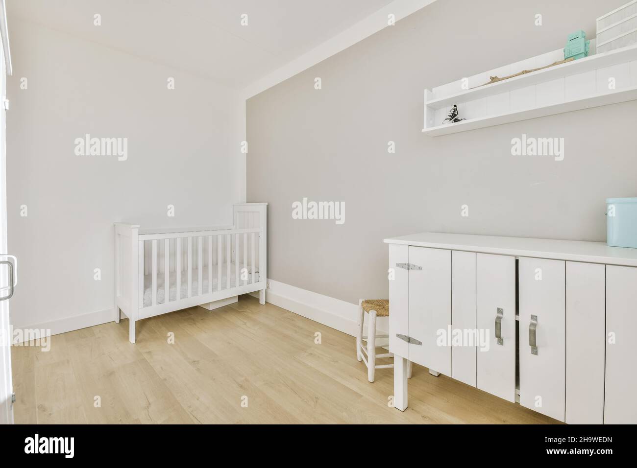 Intérieur de la chambre d'enfant avec murs blancs Banque D'Images