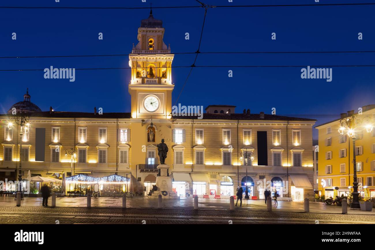 Hôtel de ville de Parme illuminé le soir, place Garibaldi Banque D'Images