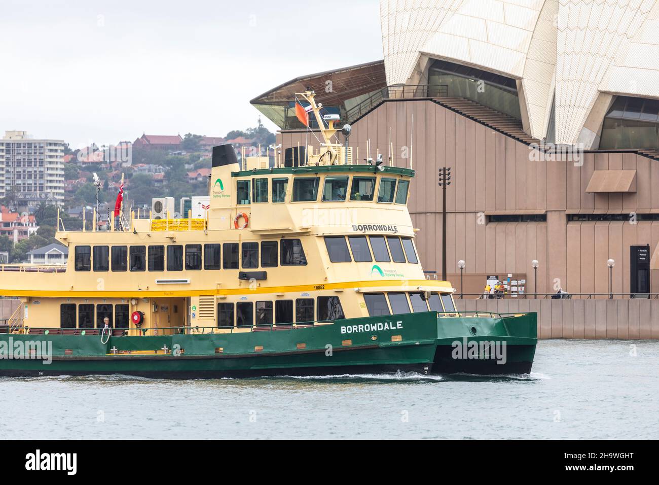 Sydney ferry MV borrowdale transport public port ferry, passe l'opéra de Sydney, Nouvelle-Galles du Sud, Australie Banque D'Images