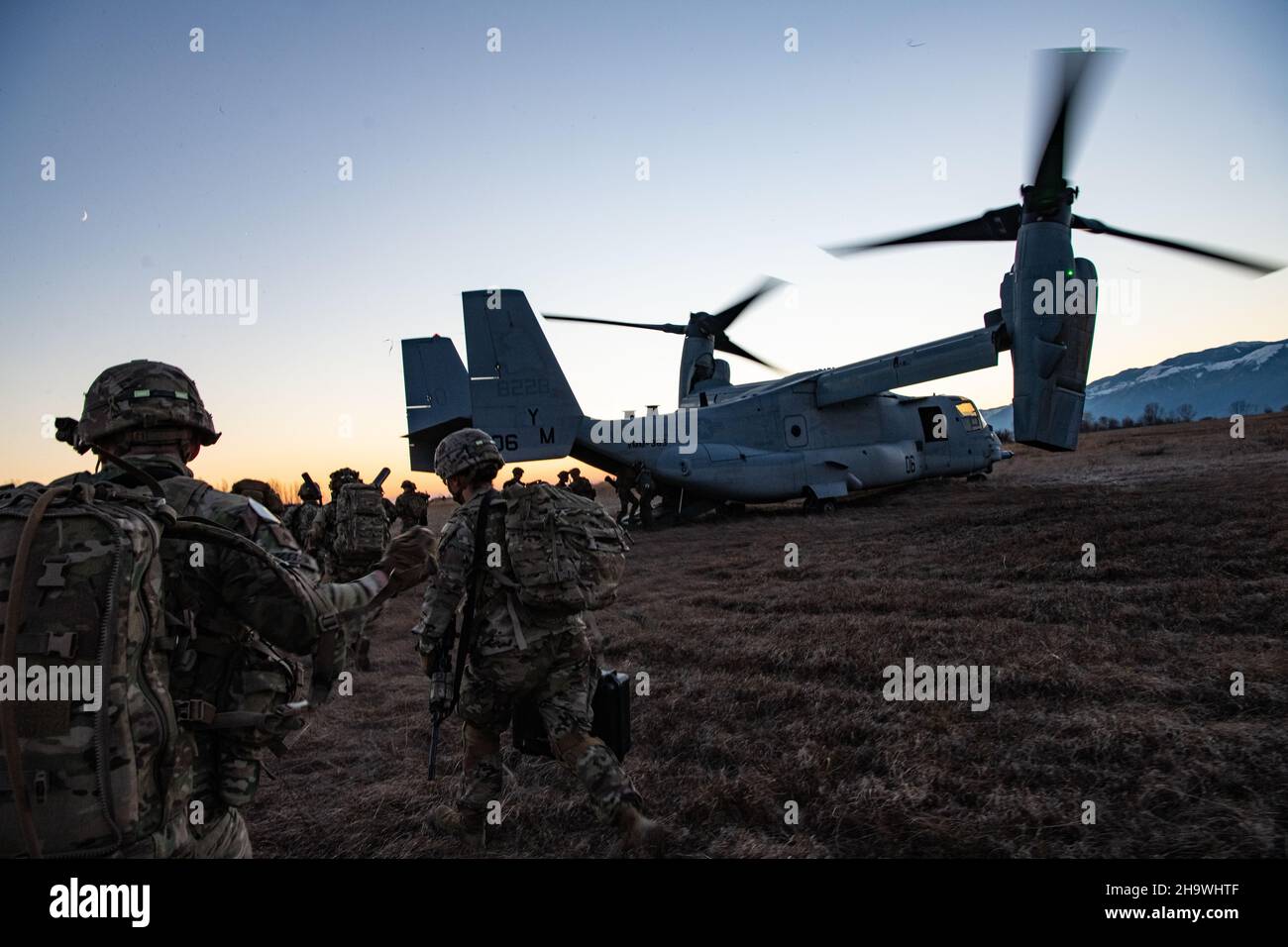 Les parachutistes de l'armée américaine affectés au 1st Bataillon, 503rd parachute Infantry Regiment chargent un avion V-22 Osprey de l'aile 2nd Marine Aircraft pour l'extraction de leur objectif.Cette formation fait partie de l'exercice de validation de la Force de réaction nord-africaine et ouest-africaine à la gamme Dandolo à Pordenone, en Italie, le 07 décembre 2021.La Force de réaction nord-africaine et ouest-africaine est une directive de la Force opérationnelle sud-européenne de l’Armée des États-Unis – Afrique qui utilise les 173rd unités d’infanterie de la Brigade aéroportée comme élément décisif, posturé et rapide de réponse aux tâches liées à la crise dans l’unité Banque D'Images