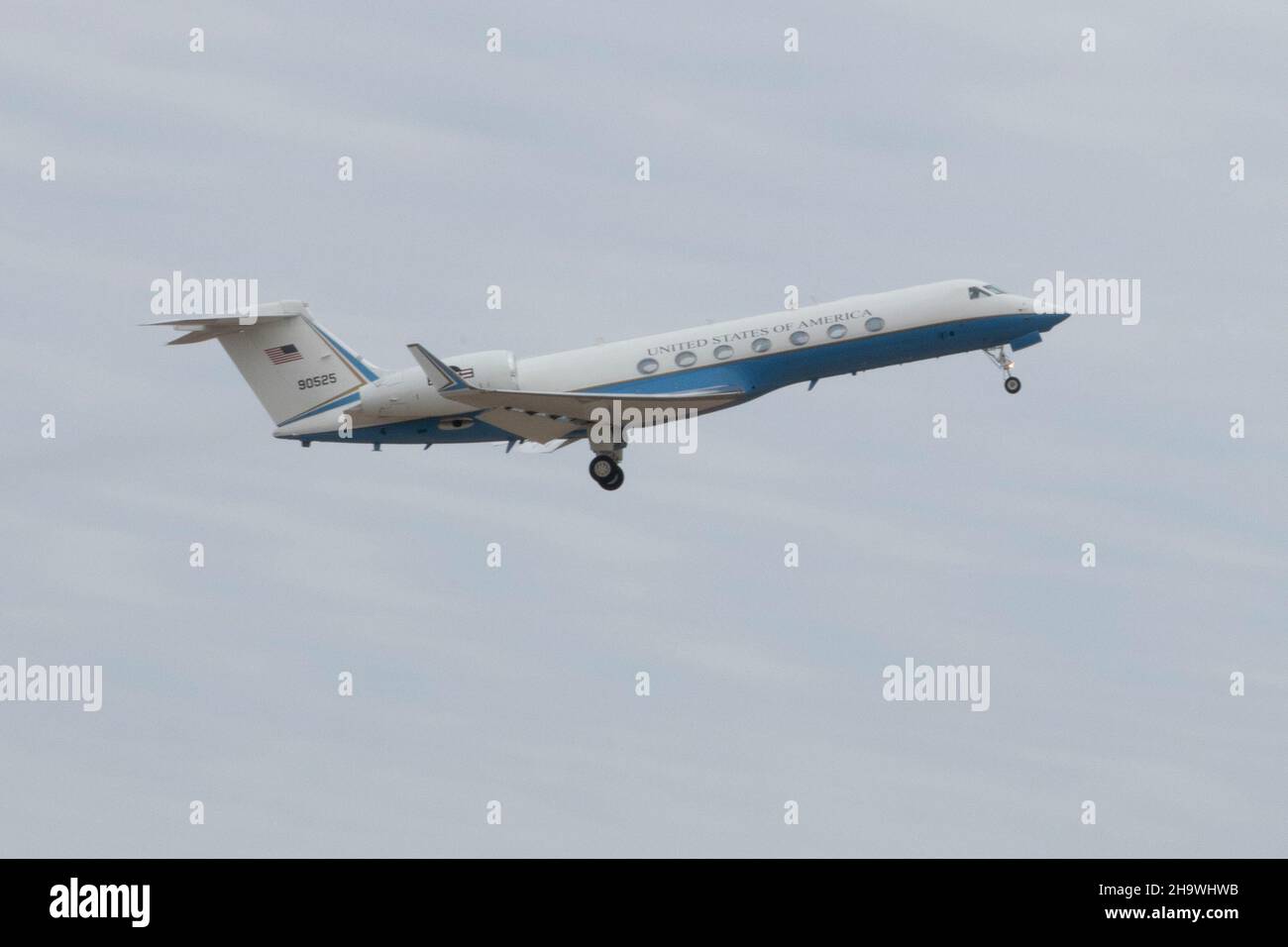 Un avion C-37B Gulfstream du 99th Escadron de transport aérien avec un Brig de la US Air Force à la retraite.Le général Charles E. McGee à bord quitte la base interarmées Andrews, Maryland, le 5 décembre 2021.McGee se rend à la base conjointe de San Antonio-Randolph, au Texas, où l’escadre d’entraînement en vol de 12th honore son anniversaire de 102nd dans le cadre des célébrations de l’anniversaire de 75th de la US Air Force.(É.-U.Photo de la Force aérienne par le sergent d'état-major.Jason Huddleston) Banque D'Images