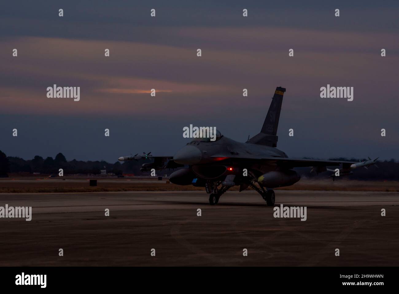 Un pilote de la US Air Force affecté au 79th Fighter Squadron taxi un F-16 Viper à la base aérienne de Shaw, en Caroline du Sud, le 6 décembre 2021.La suppression des défenses aériennes ennemies se concentre sur la neutralisation des missiles sol-air et de l'artillerie antiaérienne.(É.-U.Photo de la Force aérienne par Airman 1st classe Isaac Nicholson) Banque D'Images