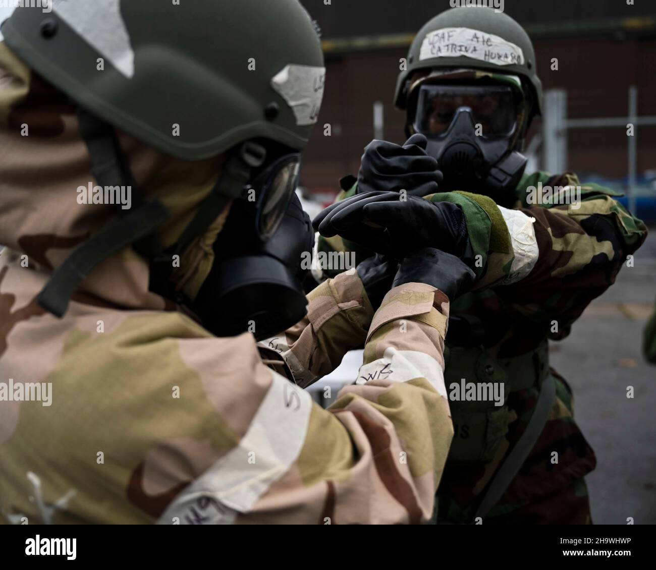 Les aviateurs américains affectés au 100th Logistics Readiness Squadron assurent un port d'équipement de posture de protection orienté vers la mission lors d'une capacité de survivre et d'effectuer un exercice à Royal Air Force Mildenhall, Angleterre, le 3 décembre 2021.L'engrenage MOPP protège les membres du service de la guerre nucléaire, chimique et biologique.(É.-U.Photo de la Force aérienne par Airman classe 1st Vicam Chiu) Banque D'Images