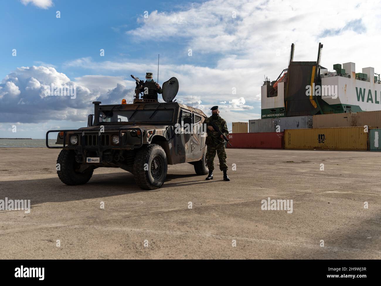 Les soldats de l'armée hellénique assurent la sécurité sur place des soldats de l'armée américaine, car l'équipement est transféré vers et depuis le navire ARC Independence au port d'Alexandroupoli, Grèce, le 30 novembre 2021.Grâce à la coordination avec les alliés et les partenaires, l'armée américaine Europe et l'Afrique maintiennent l'accès à des mouvements militaires de grande envergure dans le théâtre et dans tout le théâtre.(É.-U.Photo de l'armée par le sergent d'état-major.Jennifer Reynolds/PUBLIÉE) Banque D'Images