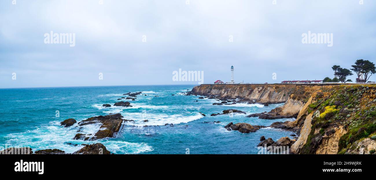 Vue panoramique sur le phare de la mer depuis la plage du nord de la Californie Banque D'Images