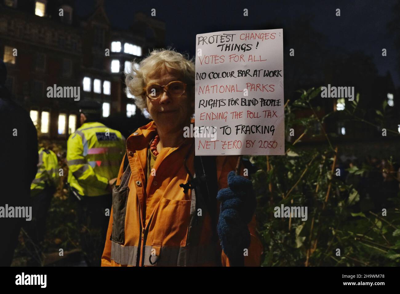 Londres, Royaume-Uni, 8th décembre 2021, une femme portant un écriteau décrivant les résultats positifs de la manifestation.Elle était l'une des centaines de personnes réunies pour un projet de loi « tuer le projet de loi » à Westminster alors que la troisième lecture du projet de loi sur la police, le crime, la détermination de la peine et les tribunaux (PCSC) a commencé à la Chambre des Lords.La nouvelle législation, si elle est adoptée, conférera à la police des pouvoirs supplémentaires pour réprimer les manifestations en autorisant l'arrêt et la recherche, le partage des données sur les activistes et la rupture des manifestations considérées comme étant une « colère grave ».Crédit : onzième heure Photographie/Alamy Live News Banque D'Images