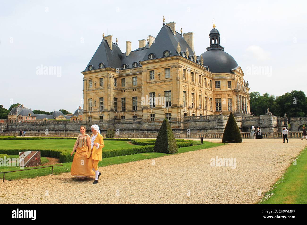Des visiteurs costumés se promènent sur le terrain du château Vaux le Vicomte lors de la journée annuelle du Grand siècle célébrant l'époque baroque historique. Banque D'Images