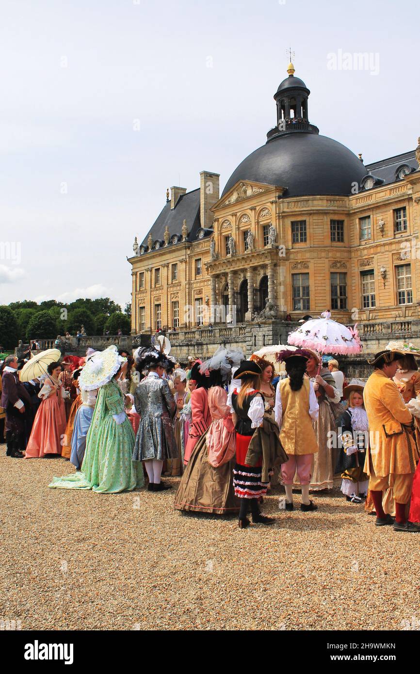 Les visiteurs costumés se font la queue devant le château pour un concours de costumes pendant la journée du Grand siècle au Château Vaux-le-Vicomte situé à 34 km de Paris Banque D'Images