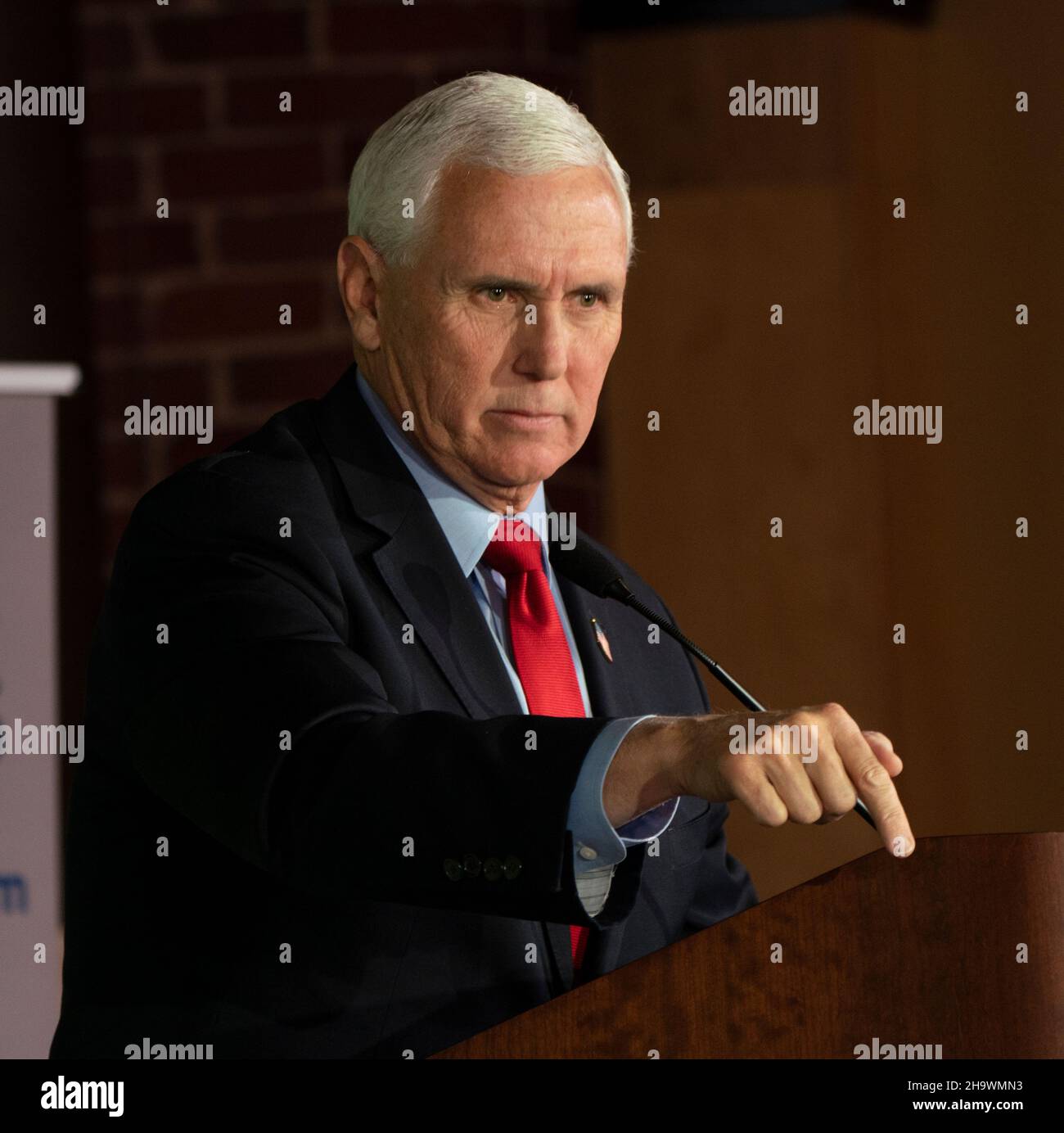 Manchester, New Hampshire, États-Unis.Décembre 8, The Riverside Room, Manchester, New Hampshire, Etats-Unis: L'ancien vice-président américain Mike Pence parle à Save our Paychecks Tour à Manchester, New Hampshire.Credit: Keiko Hiromi/AFLO/Alay Live News Banque D'Images