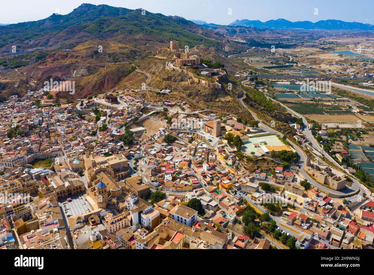 Vue aérienne du paysage urbain de Lorca avec la Collégiale, Espagne Banque D'Images