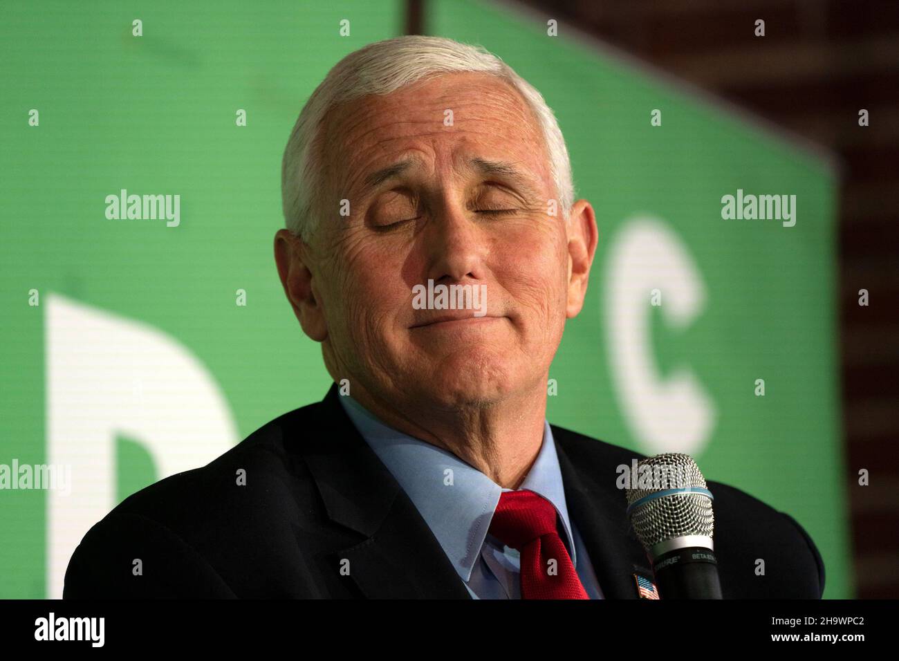 Manchester, New Hampshire, États-Unis.Décembre 8, The Riverside Room, Manchester, New Hampshire, Etats-Unis: L'ancien vice-président américain Mike Pence parle à Save our Paychecks Tour à Manchester, New Hampshire.Credit: Keiko Hiromi/AFLO/Alay Live News Banque D'Images