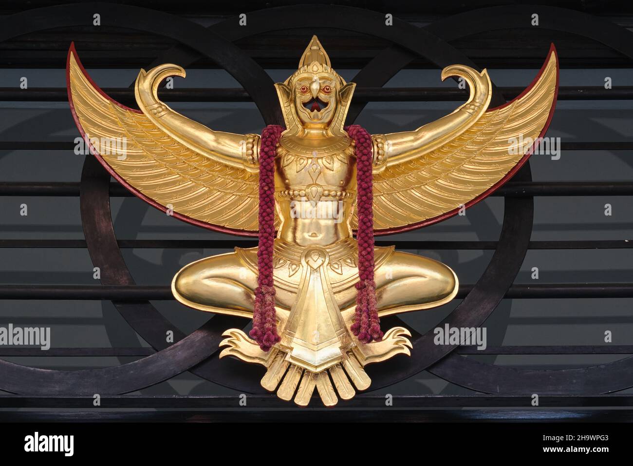 Un oiseau Kruth ou Garuda, véhicule de Dieu Vishnu dans l'hindouisme et le symbole de la monarchie thaïlandaise; au Théâtre royal Sala Chaloermrung, Bangkok, Thaïlande Banque D'Images