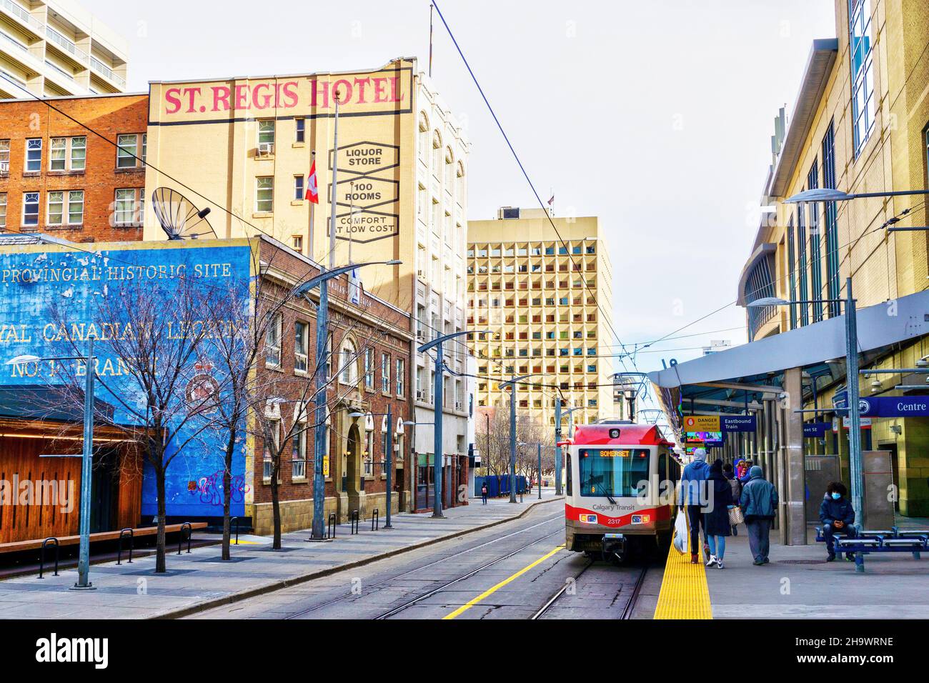 CALGARY, CANADA - le 13 NOVEMBRE 2021 : l'hôtel St. Regis de style édouardien, ouvert depuis 1913, et l'édifice historique de la Légion royale canadienne construit en 1922 Banque D'Images