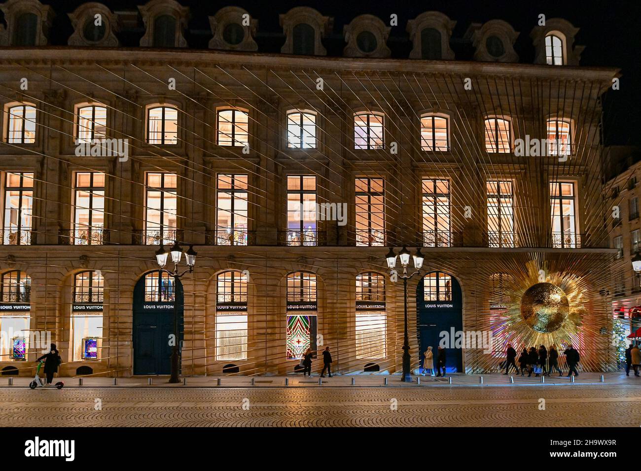 La lLumination des marques de luxe pendant la période des fêtes de Noël sur la place Vendôme, à Paris, France, le 8 décembre 2021.Photo de Jana appelez-moi J/ABACAPRESS.COM Banque D'Images