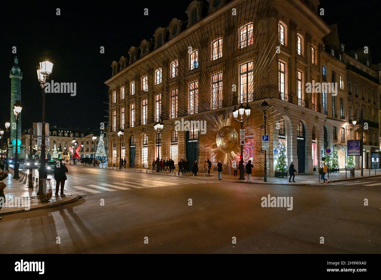 La lLumination des marques de luxe pendant la période des fêtes de Noël sur la place Vendome, Louis Vuitton, à Paris, France, décembre 8,2021. Photo de Jana appelez-moi J/ABACAPRESS.COM Banque D'Images