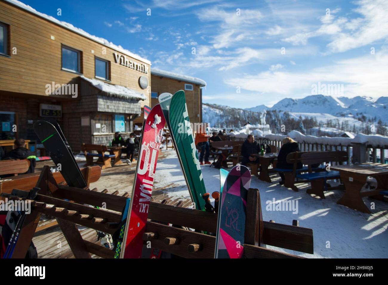 Bohinj, Slovénie.7th décembre 2021.Les skis sont vus au centre de ski de Vogel à Bohinj, Slovénie, le 7 décembre 2021.La saison de ski en Slovénie a commencé depuis le week-end dernier alors que les touristes et les résidents se rendaient dans les stations.Les skieurs sont tenus de prouver qu'ils ont récupéré de la COVID-19 ou qu'ils ont été vaccinés, ou de fournir un test négatif valide.Credit: Zeljko Stevanic/Xinhua/Alay Live News Banque D'Images