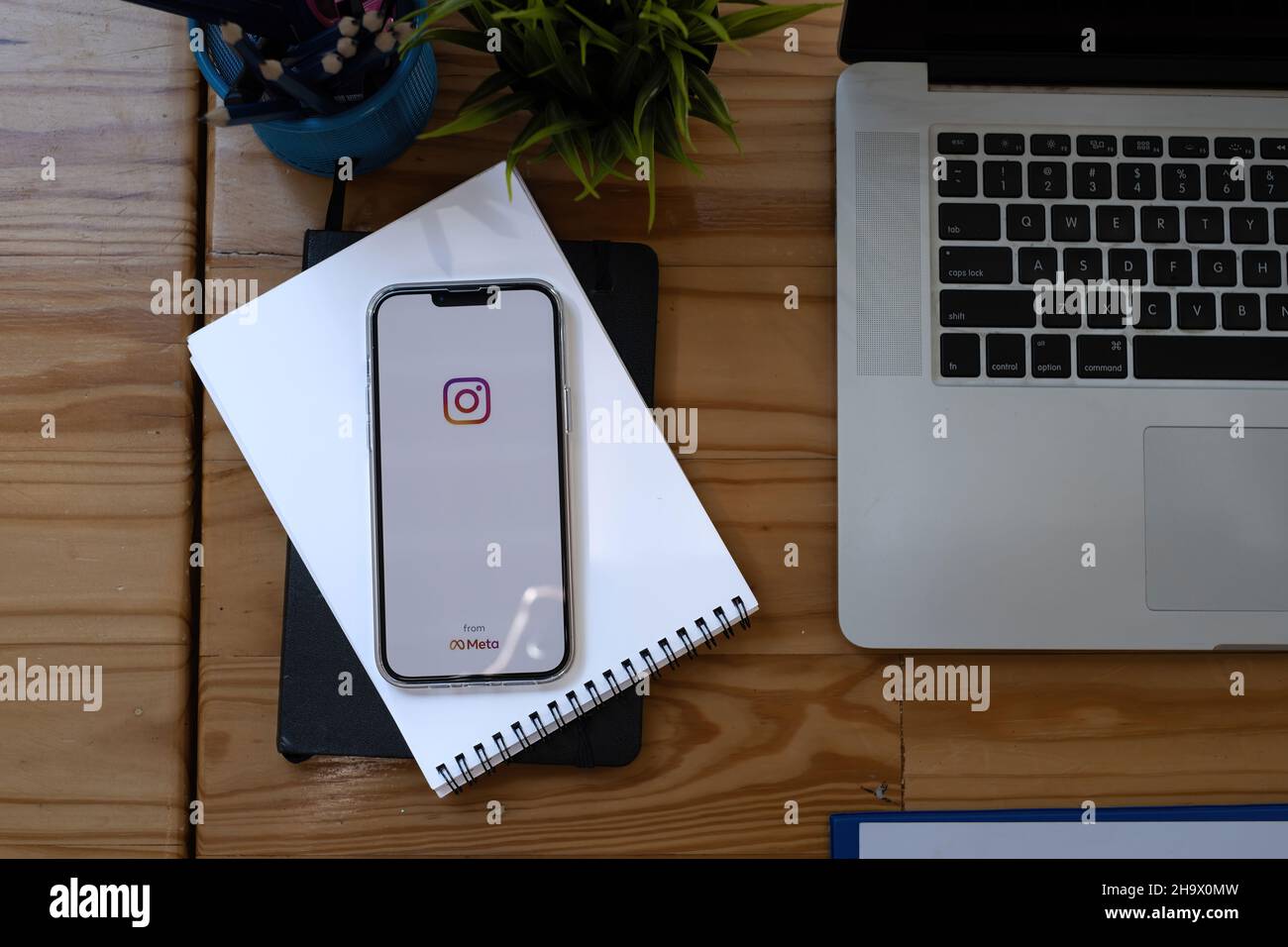 CHIANG MAI, THAÏLANDE - DEC 03, 2021: IPhone 13 Pro Max avec logo d'instagram de META.Des bobines Instagram pour réaliser de courtes vidéos et des histoires. Banque D'Images