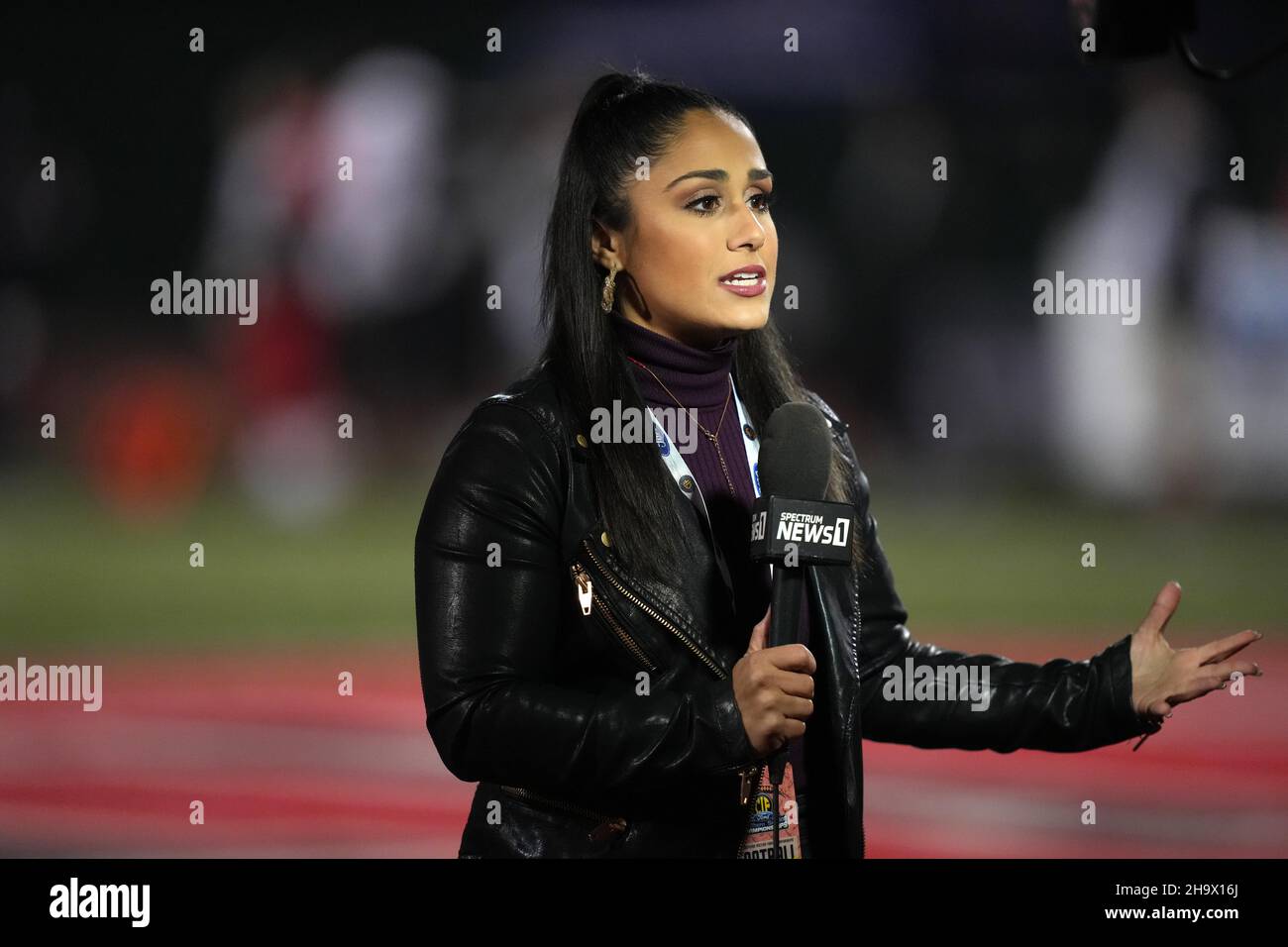 Specrtum 1 journaliste de nouvelles Kristen Lago au championnat de football de la CIF Southern Section I entre les servites Friars et le Mater Dei Monarc Banque D'Images