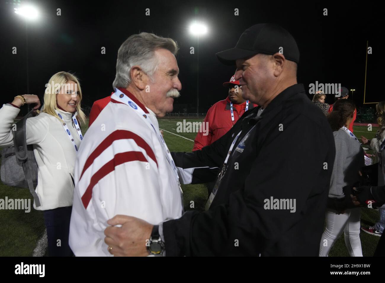 Bruce Rollinson (à gauche), entraîneur des monarques du Mater Dei, est félicité par Rob Wigod, commissaire de la Section Sud de la CIF, after27-7 victoire sur Servity dans le Banque D'Images