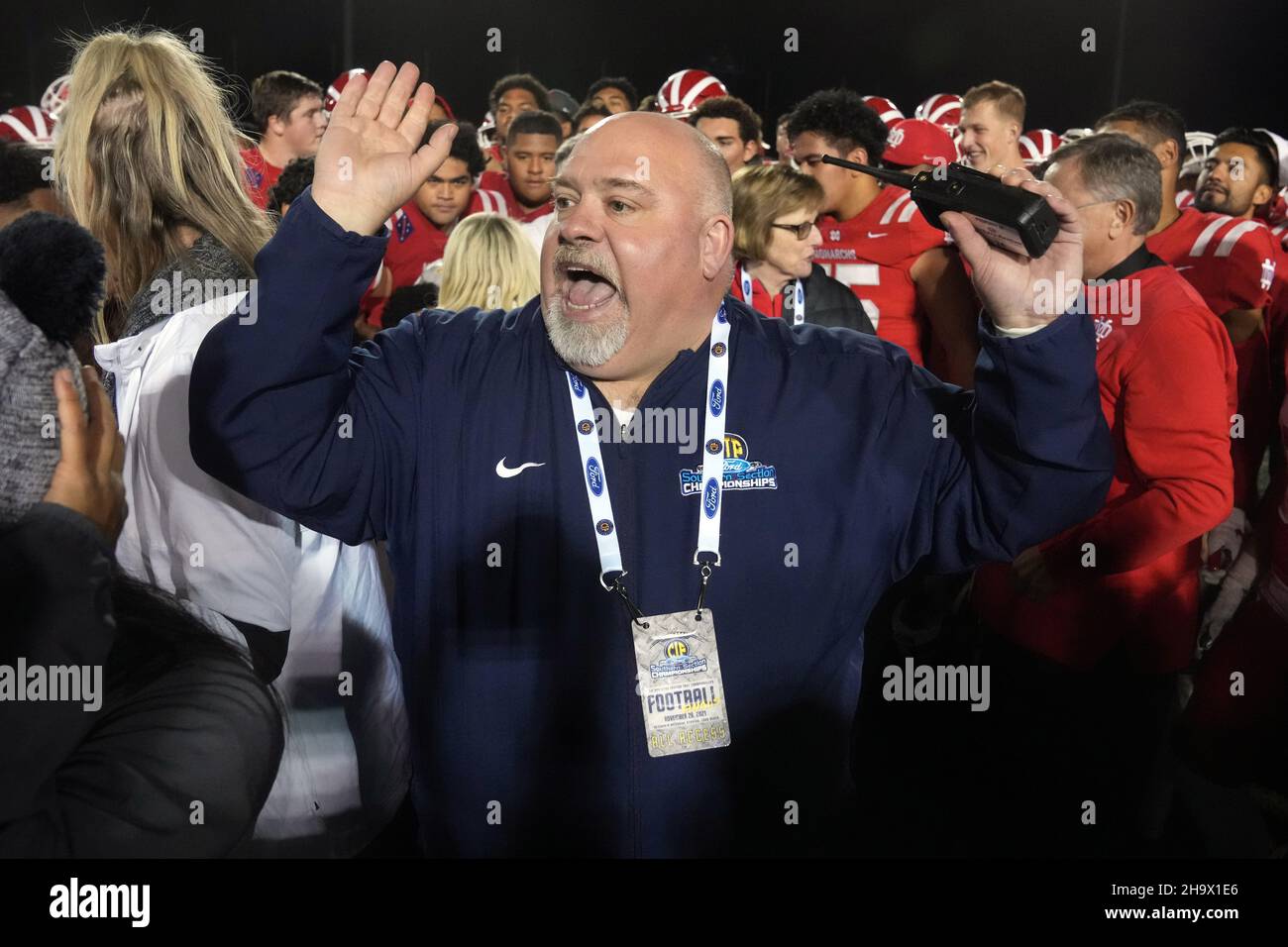 Thom Simmons, commissaire adjoint de la Section Sud de la CIF, réagit lors du championnat de football de la Division I de la CIF-SS entre Mater dei et Servite, Ven Banque D'Images