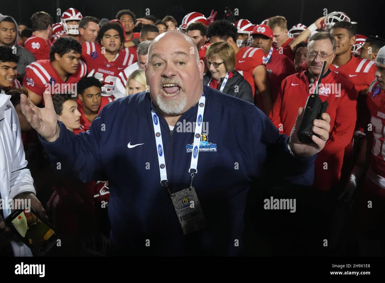 Thom Simmons, commissaire adjoint de la Section Sud de la CIF, réagit lors du championnat de football de la Division I de la CIF-SS entre Mater dei et Servite, Ven Banque D'Images