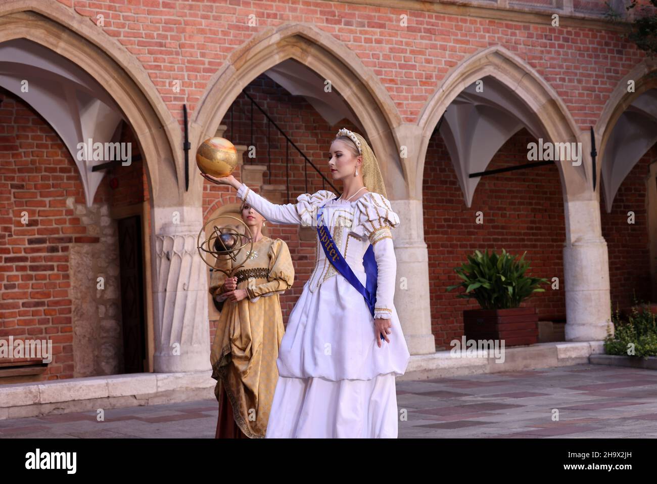 Cracovie, Pologne - 29 juillet 2021: Représentation - Harmonia Mundi interprétée par le ballet Dracovia Danza dans la cour du Collegium Maius de l'Université Jagiellonienne dans le cadre du 22ème Festival de danse de la cour de Cracovie Danza Banque D'Images