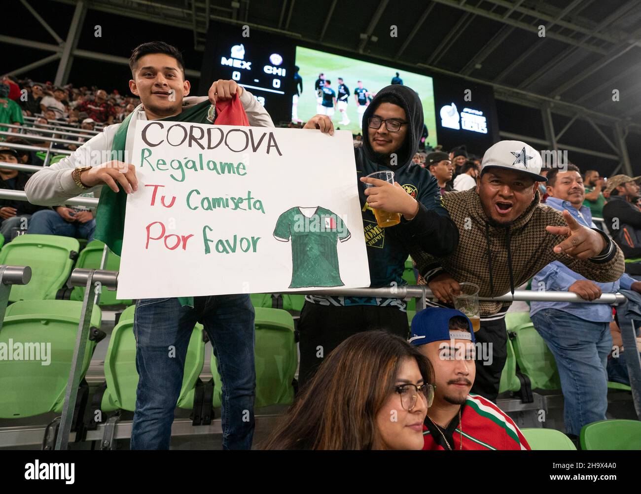 Austin, Texas, États-Unis.8th décembre 2021.Les fans du Mexique applaudissent leur équipe nationale pendant la première moitié d'un Mexique contre Chili amical au stade Austin Q2.Les équipes ont lutté pour une égalité de 2-2- à la fin de l'heure de la réglementation.Crédit : Bob Daemmrich/Alay Live News Banque D'Images