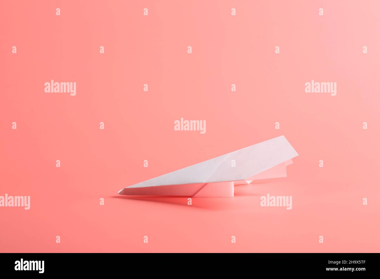 plan de papier blanc sur fond rose Banque D'Images