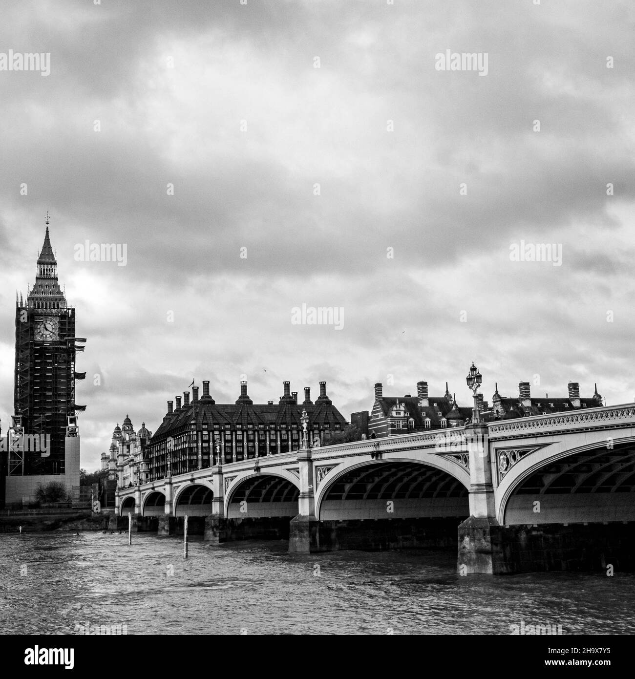 Centre de Londres Royaume-Uni novembre 21 2021, le site d'intérêt de Big Ben est en cours de rénovation recouvert d'échafaudages et du pont de Westminster au-dessus de la Tamise Banque D'Images