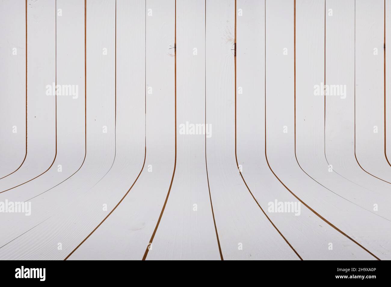 Texture en bois blanc courbée au milieu.Nettoyer la surface pour la présentation du produit ou de la conception Banque D'Images