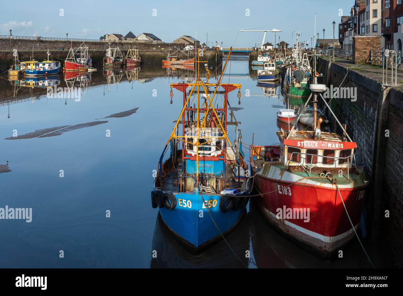 Bateaux de pêche colorés dans le port de Maryport, une jolie ville côtière de Cumbria, Angleterre, Royaume-Uni Banque D'Images