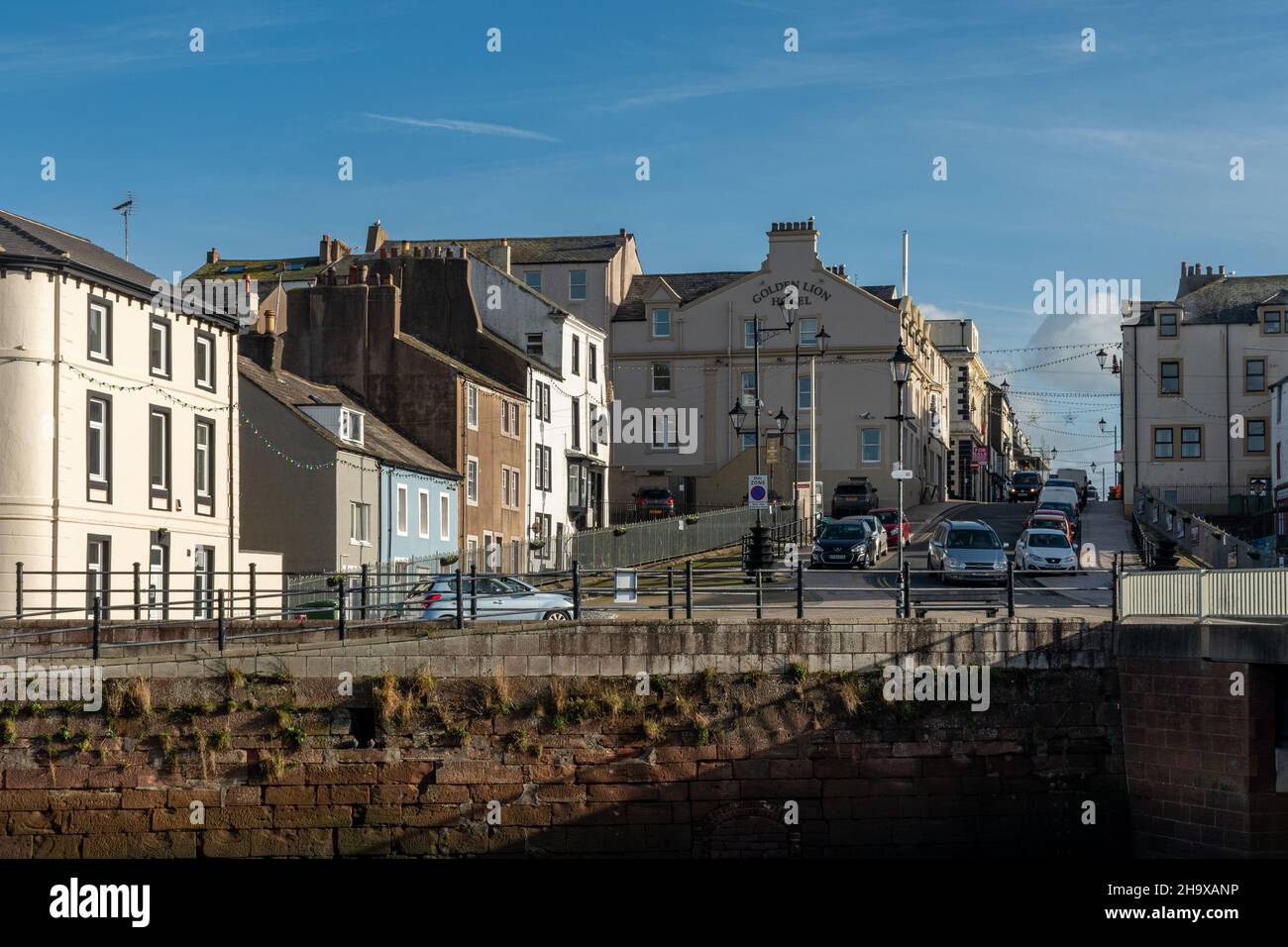 Vue sur la rue de Maryport, une ville côtière de Cumbria, Angleterre, Royaume-Uni Banque D'Images