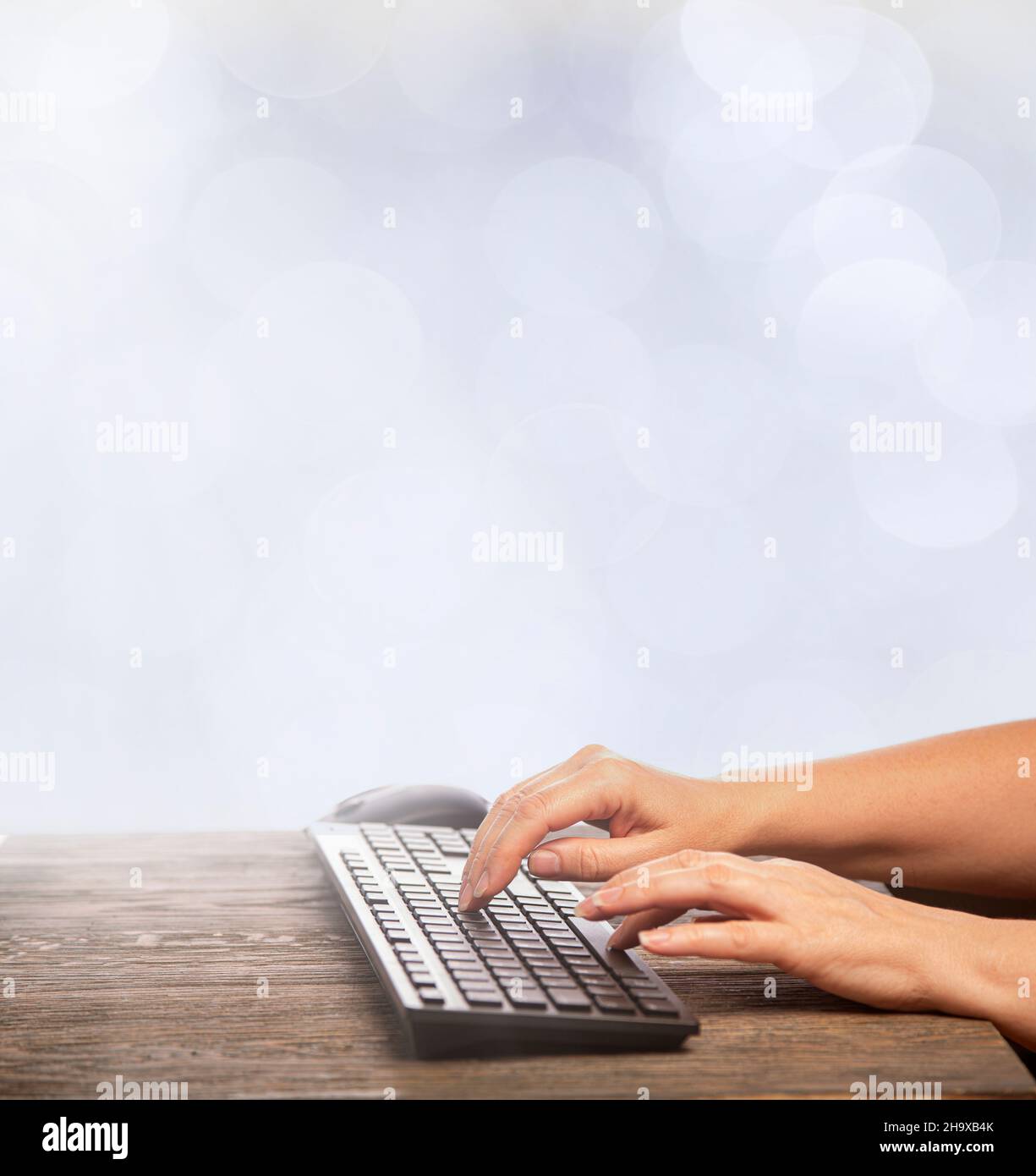 Saisie manuelle sur un clavier d'ordinateur sans fil distant au bureau, avec espace pour le texte Banque D'Images