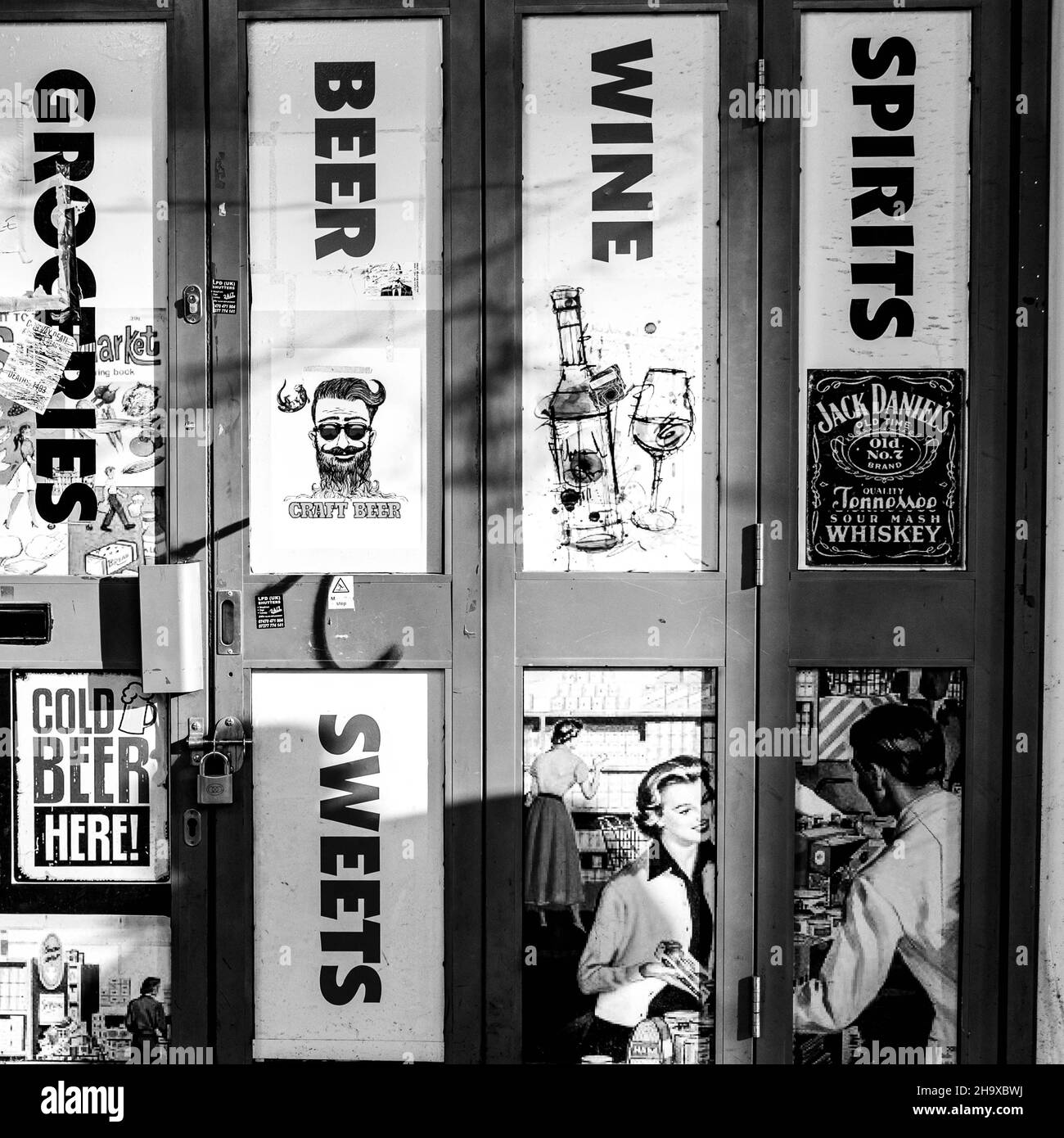 Centre de Londres Royaume-Uni novembre 21 2021, magasin de vente de boissons alcoolisées fermé ou hors licence d'entrée avec affiches publicitaires et personne Banque D'Images