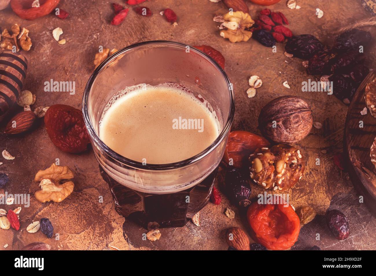 café et fruits secs. aliments sains pour le cœur, abricots séchés, noix, bonbons faits maison de flocons d'avoine.Arrière-plan rétro Banque D'Images