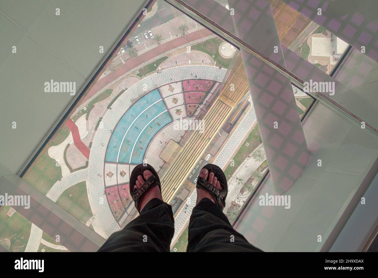 DUBAÏ, Émirats Arabes Unis - 18 JANVIER 2018 : vue à travers un plancher de verre de Dubai Frame à Dubaï, Émirats Arabes Unis Banque D'Images