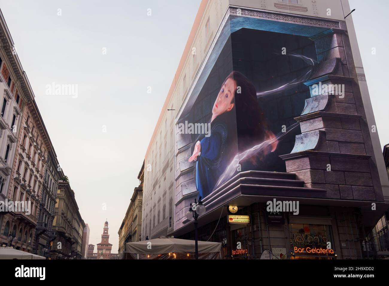 Milan, Italie - novembre 18 2021 : affichage public de la série roue du  temps.Vue de jour d'un panneau numérique d'angle représentant une publicité  de la série Amazon Prime Video avec l'actrice