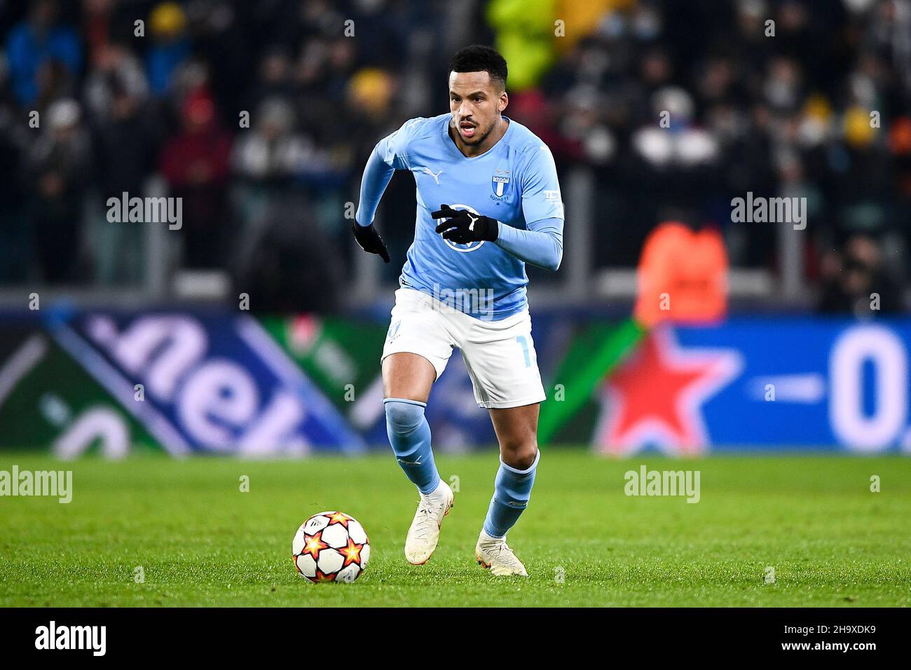 Turin, Italie.08 décembre 2021.Martin Olsson de Malmo FF en action lors du match de football de l'UEFA Champions League entre Juventus FC et Malmo FF.Credit: Nicolò Campo/Alay Live News Banque D'Images