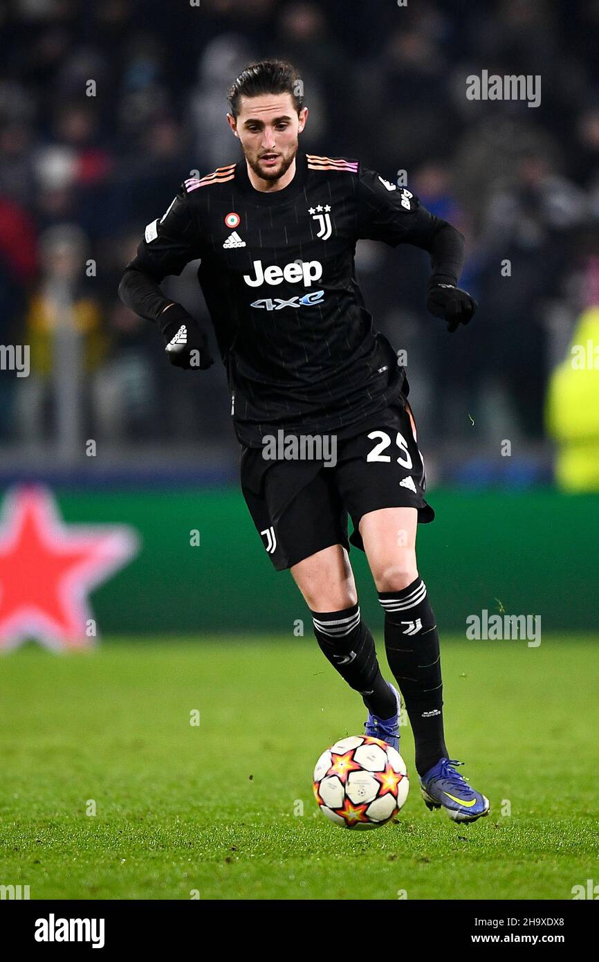 Turin, Italie.08 décembre 2021.Adrien Rabiot du Juventus FC en action lors du match de football de la Ligue des champions de l'UEFA entre le Juventus FC et Malmo FF.Credit: Nicolò Campo/Alay Live News Banque D'Images