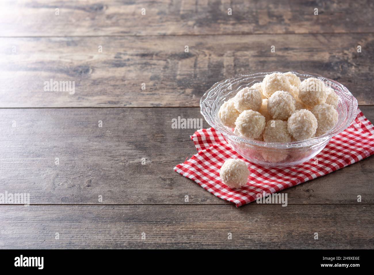 Boules de noix de coco faites maison sur une table en bois Banque D'Images