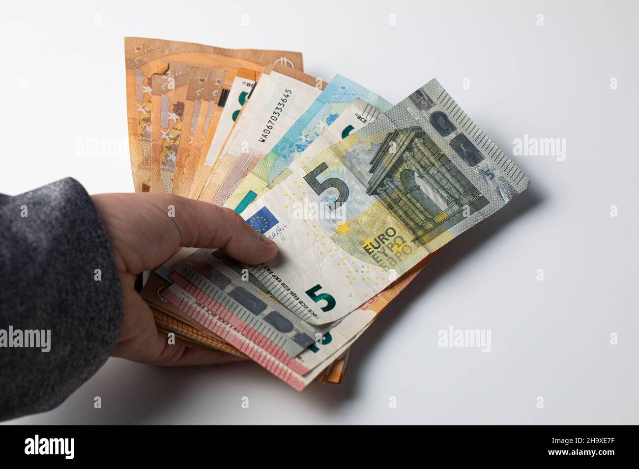 Main tenant un tas de billets en euros Banque D'Images