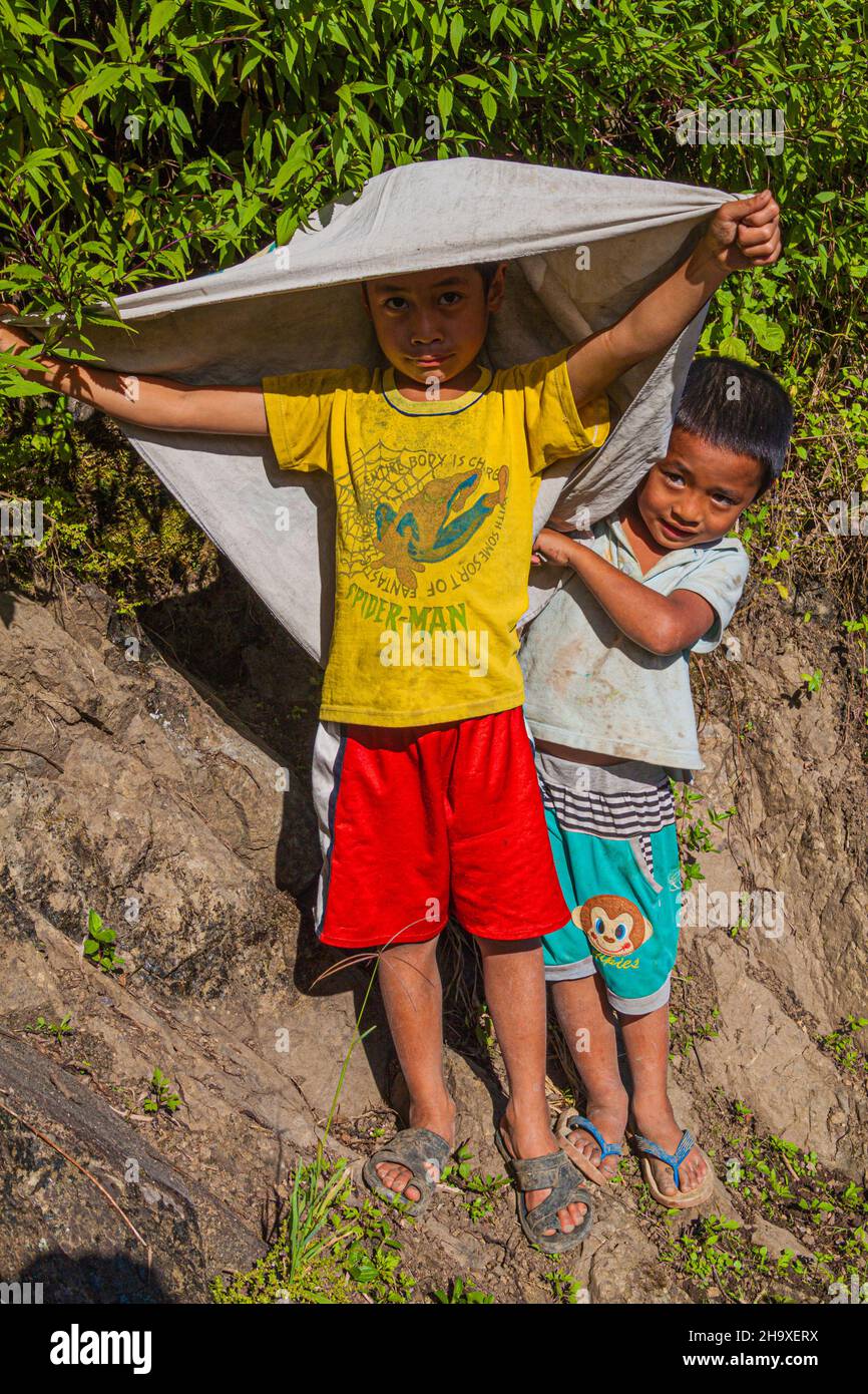 BANAUE, PHILIPPINES - 21 JANVIER 2018 : petits enfants du village près de Banaue, Philippines Banque D'Images