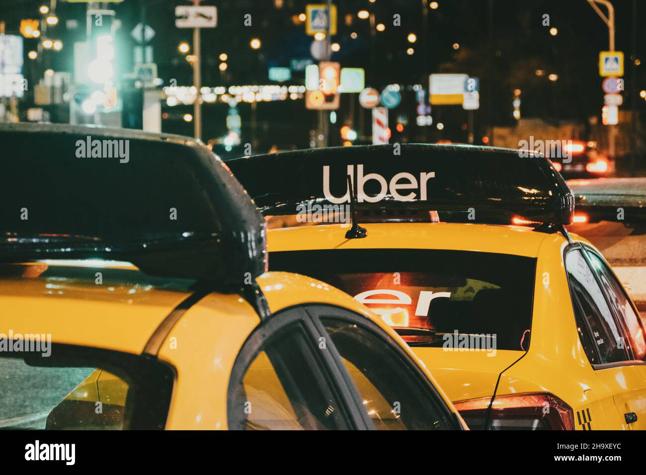 Station de taxis avec taxis jaunes Uber la nuit, Moscou, 31 octobre 2021 Banque D'Images